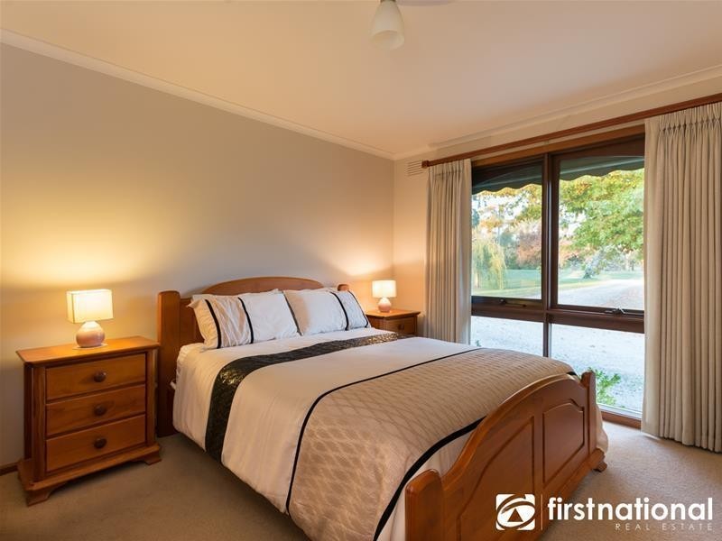 18 Oaktree Drive, Pakenham VIC 3810