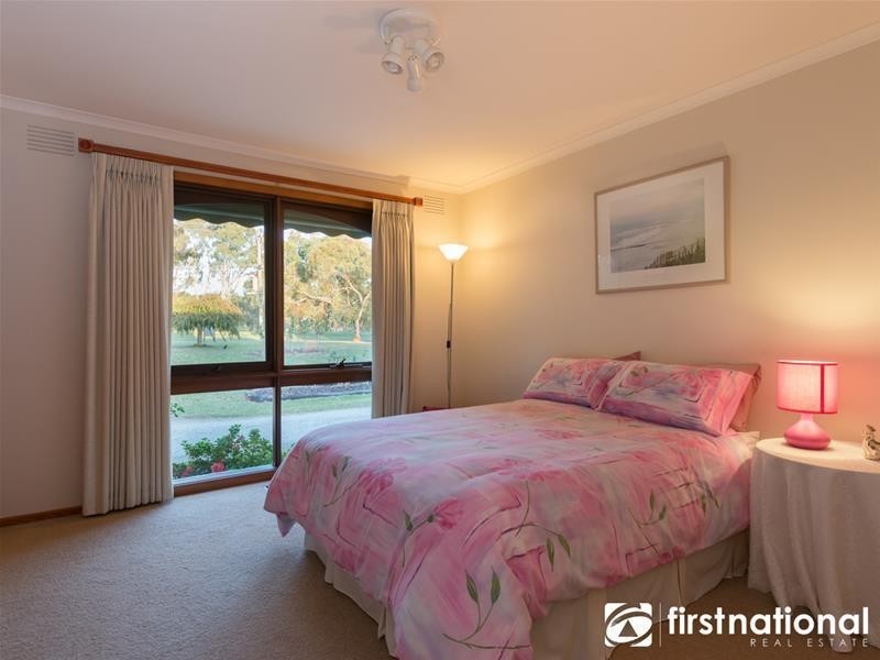 18 Oaktree Drive, Pakenham VIC 3810