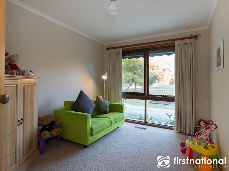 18 Oaktree Drive, Pakenham VIC 3810