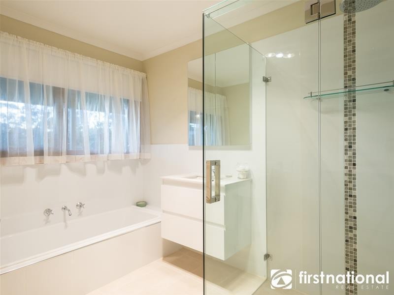 18 Oaktree Drive, Pakenham VIC 3810