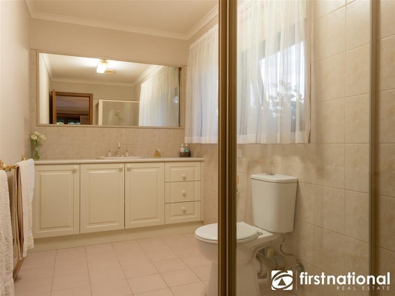 18 Oaktree Drive, Pakenham VIC 3810