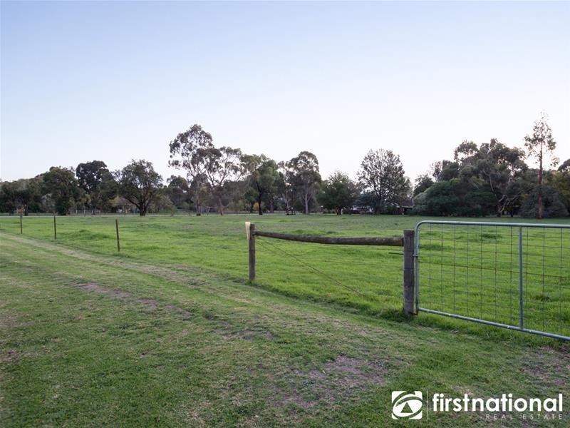 18 Oaktree Drive, Pakenham VIC 3810