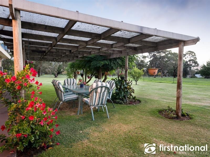 18 Oaktree Drive, Pakenham VIC 3810