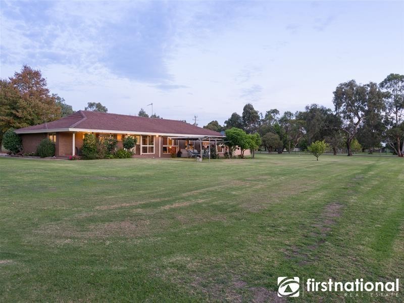 18 Oaktree Drive, Pakenham VIC 3810