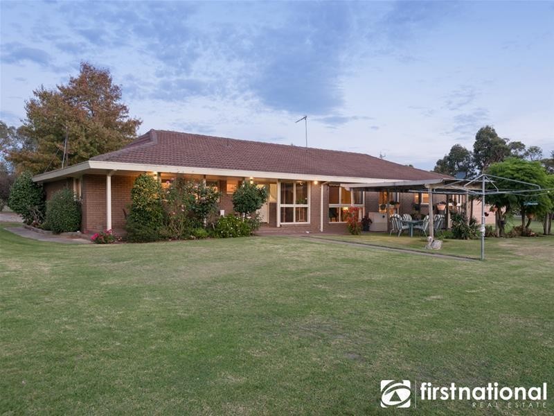 18 Oaktree Drive, Pakenham VIC 3810