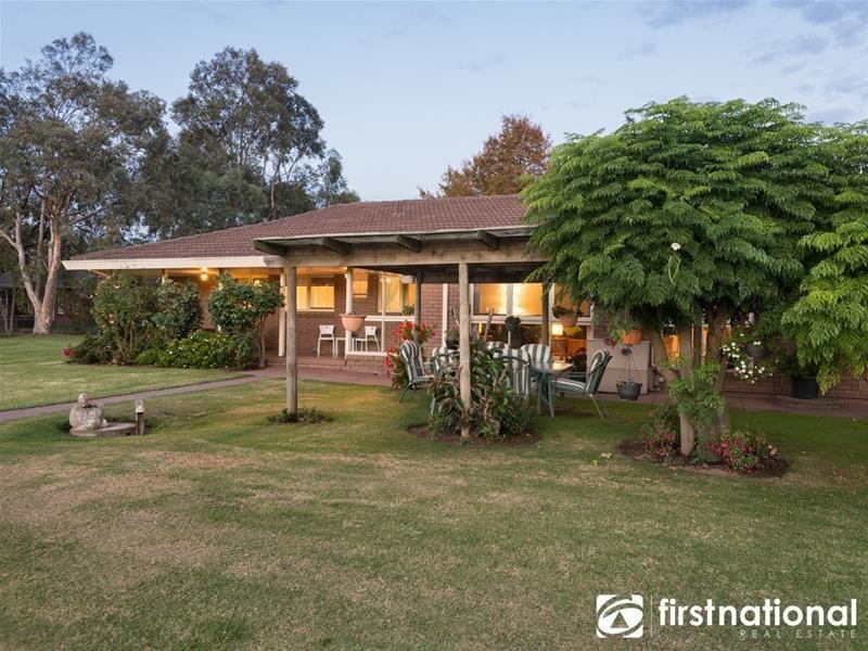 18 Oaktree Drive, Pakenham VIC 3810