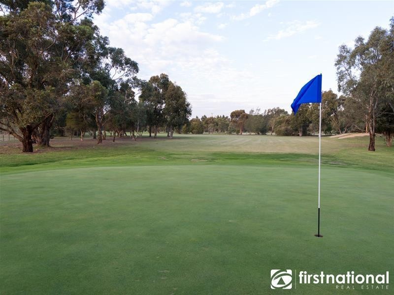 18 Oaktree Drive, Pakenham VIC 3810