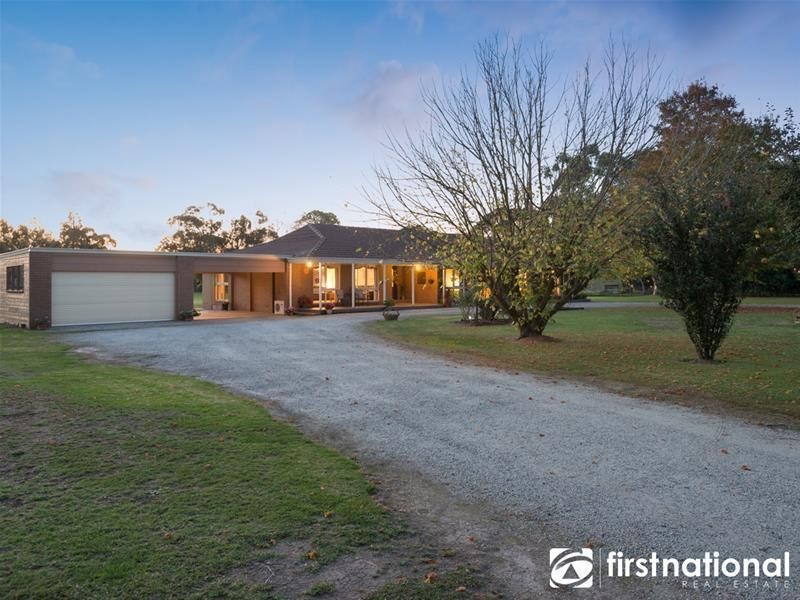 18 Oaktree Drive, Pakenham VIC 3810
