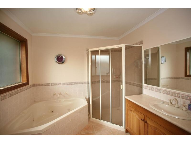 9 Millgrove Way, Berwick VIC 3806