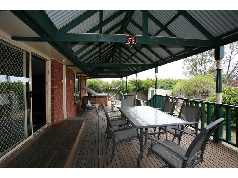 9 Millgrove Way, Berwick VIC 3806