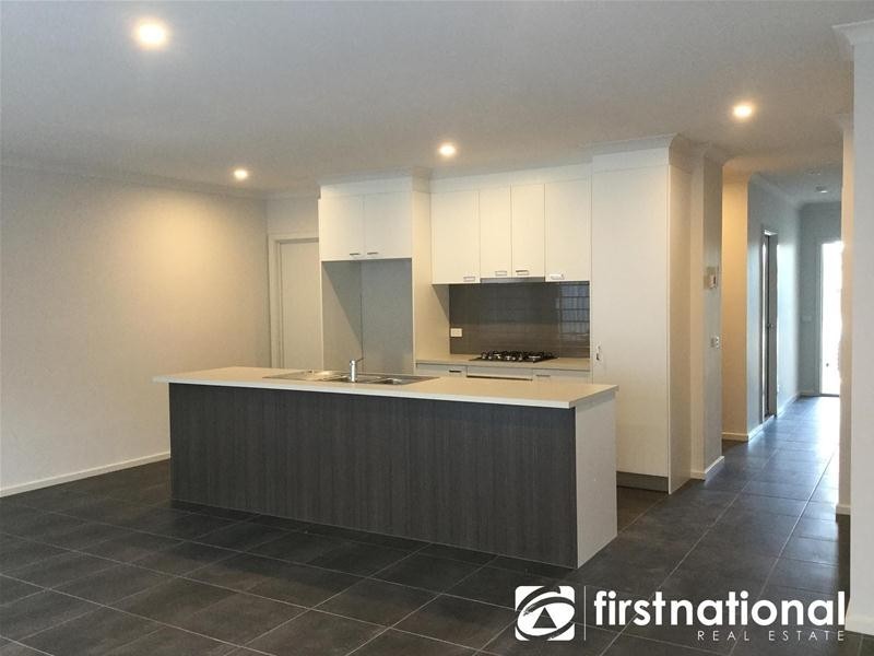 32/23 Atlantic Drive, Pakenham VIC 3810