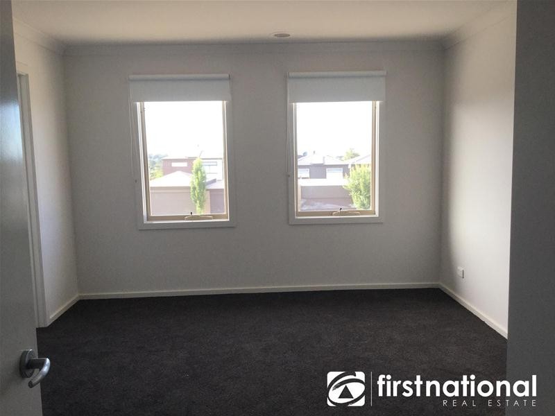 32/23 Atlantic Drive, Pakenham VIC 3810