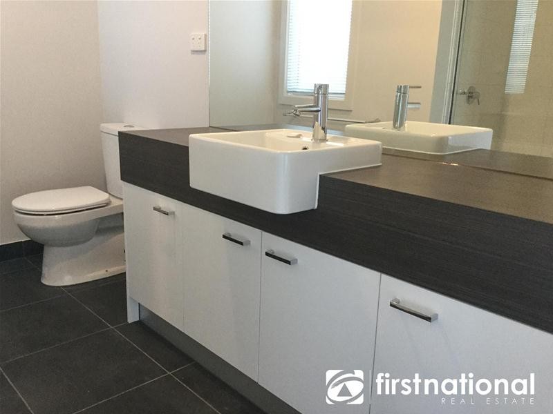 32/23 Atlantic Drive, Pakenham VIC 3810