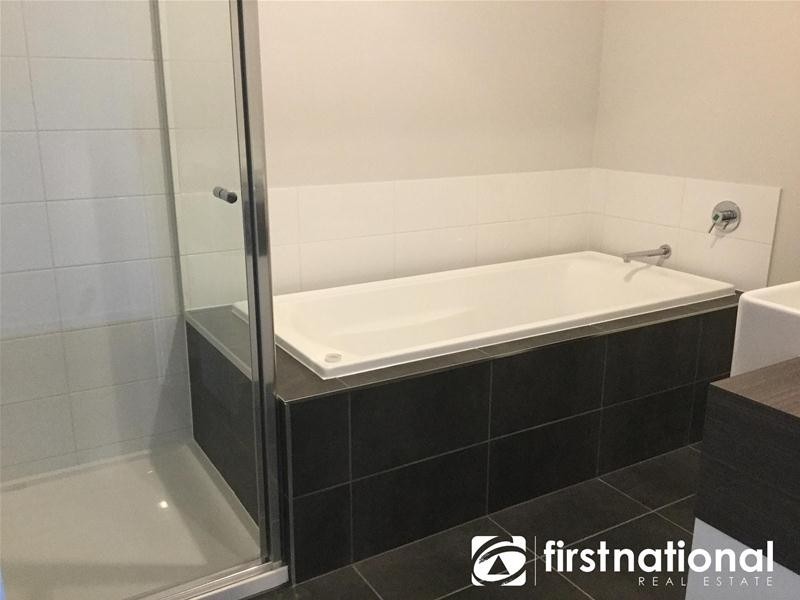 32/23 Atlantic Drive, Pakenham VIC 3810