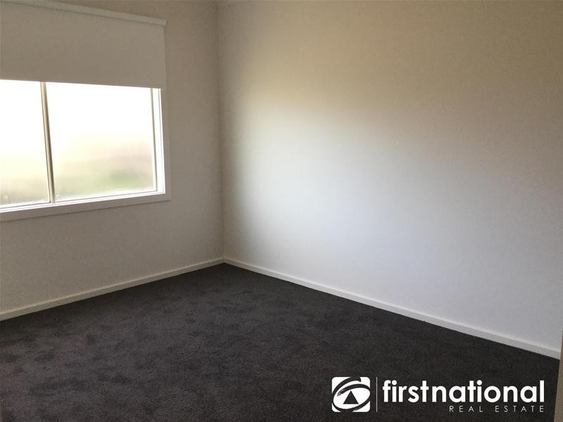 32/23 Atlantic Drive, Pakenham VIC 3810