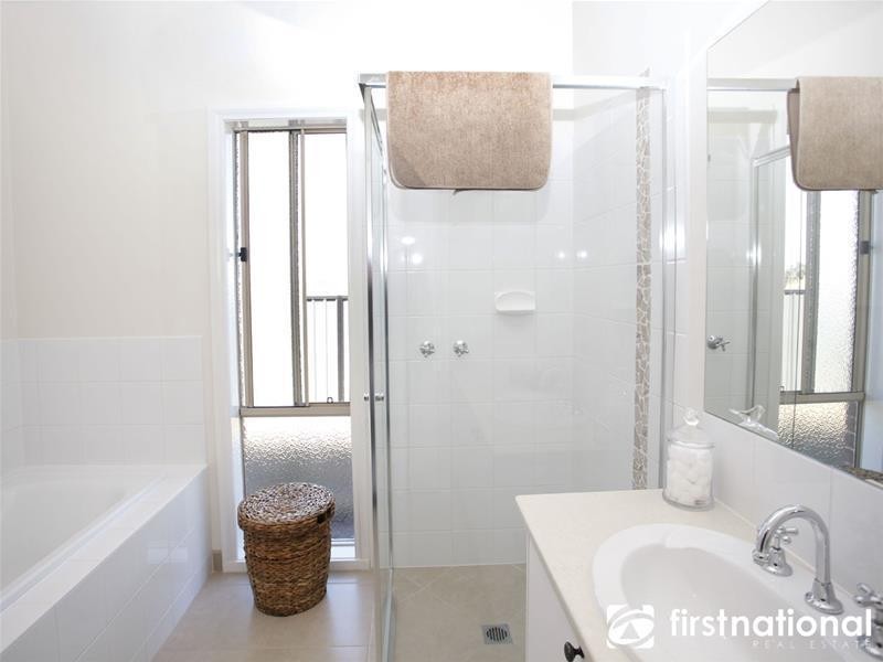 6 Half Moon Crescent, Pakenham VIC 3810