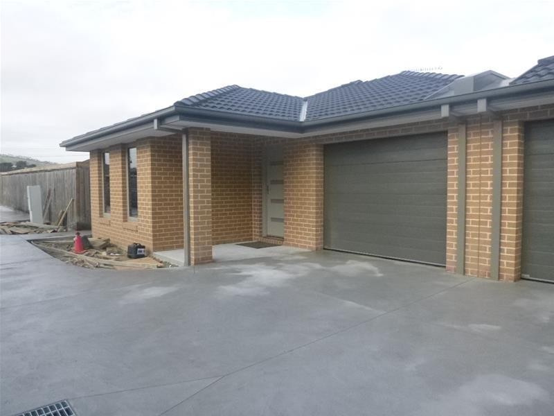 1/8 Pomegranate Way, Pakenham VIC 3810