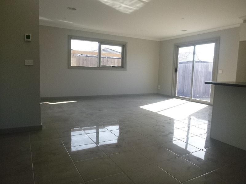 1/8 Pomegranate Way, Pakenham VIC 3810