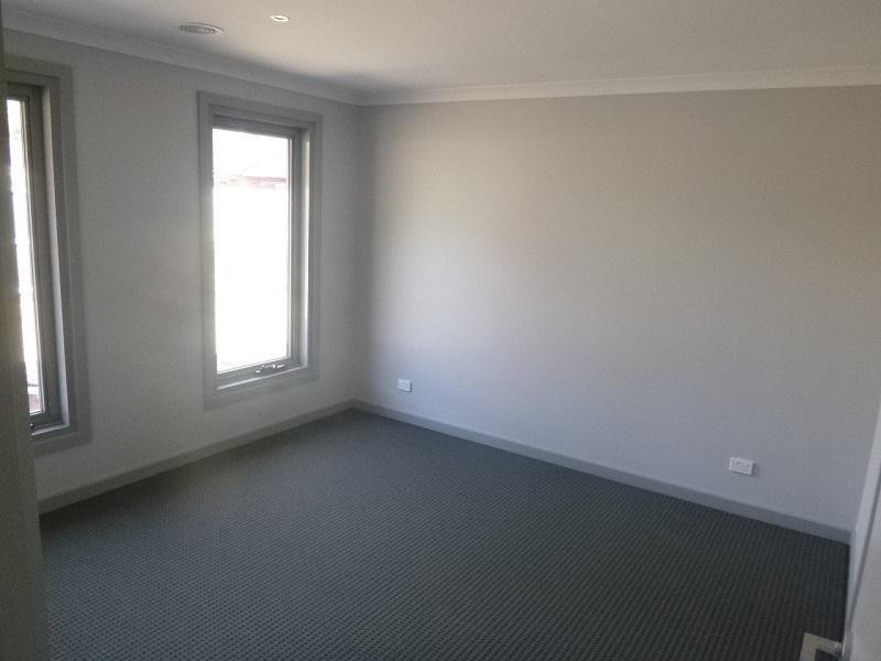 1/8 Pomegranate Way, Pakenham VIC 3810