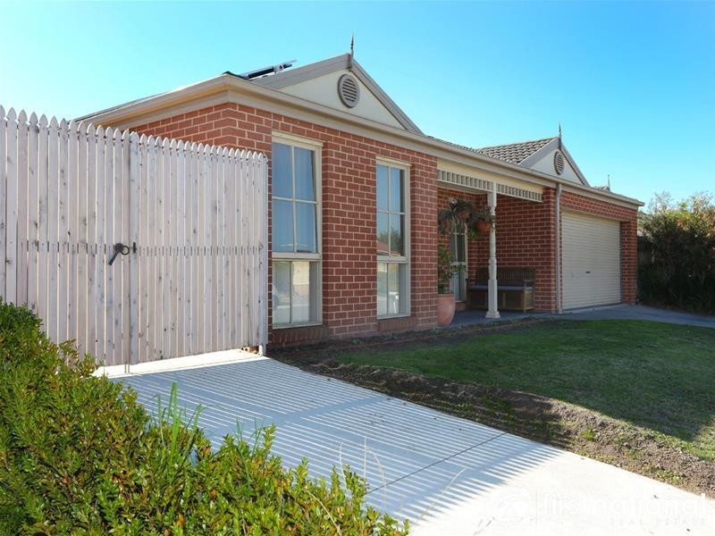 17 Freeman Drive, Pakenham VIC 3810