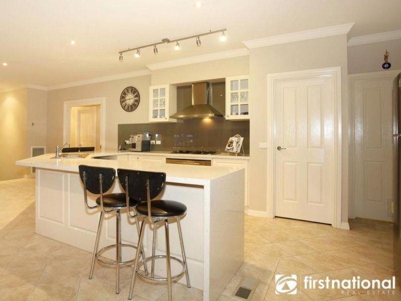 27 Ryaldene Way, Berwick VIC 3806