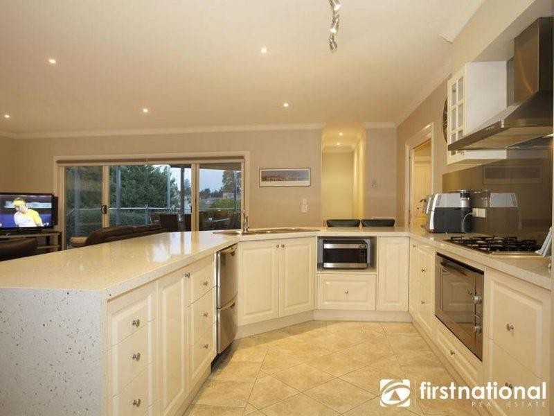 27 Ryaldene Way, Berwick VIC 3806