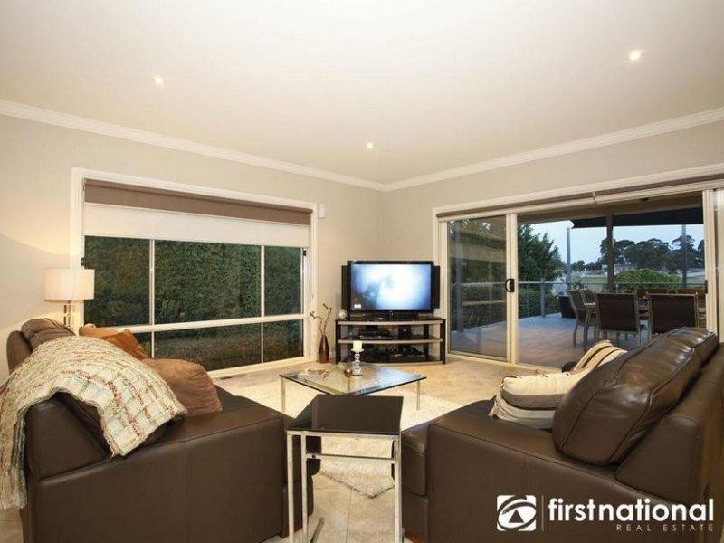 27 Ryaldene Way, Berwick VIC 3806