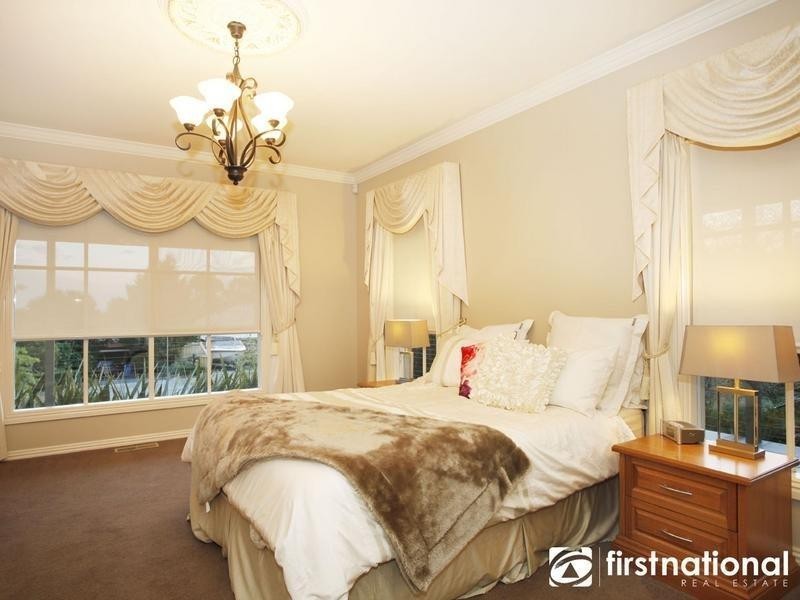 27 Ryaldene Way, Berwick VIC 3806