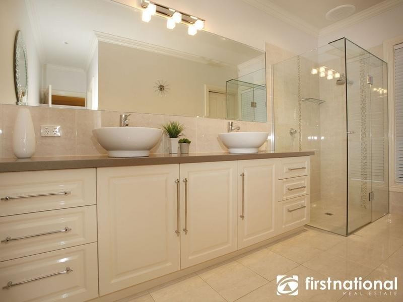 27 Ryaldene Way, Berwick VIC 3806