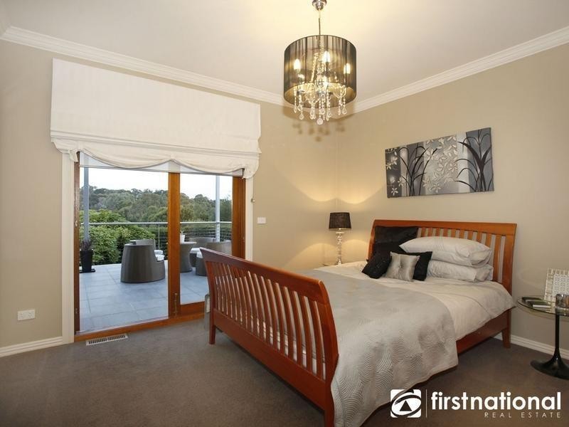 27 Ryaldene Way, Berwick VIC 3806