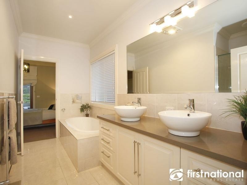 27 Ryaldene Way, Berwick VIC 3806