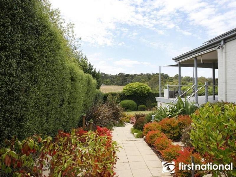 27 Ryaldene Way, Berwick VIC 3806