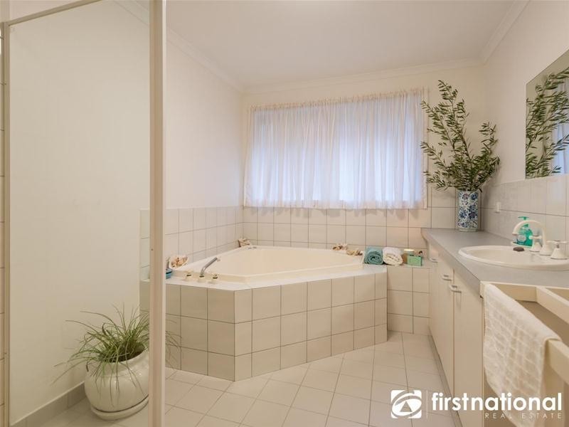 4 Avebury Drive, Berwick VIC 3806