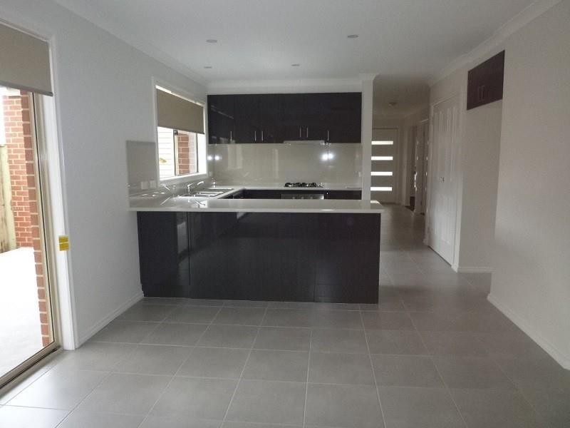 10 Sundaze Street, Clyde North VIC 3978