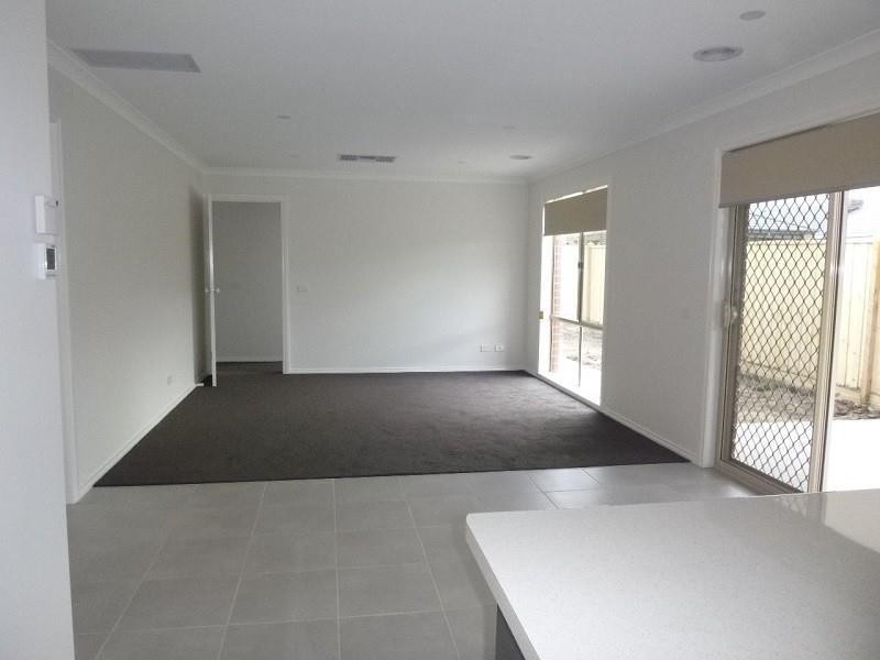 10 Sundaze Street, Clyde North VIC 3978