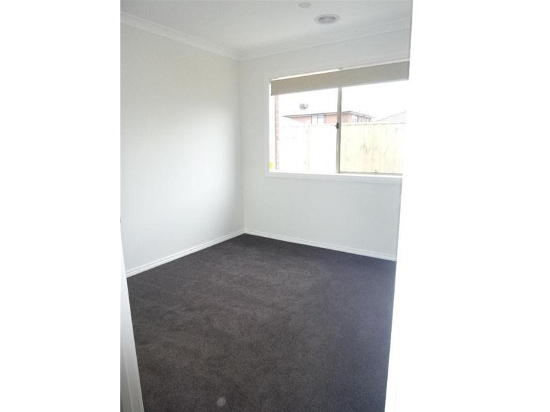 10 Sundaze Street, Clyde North VIC 3978