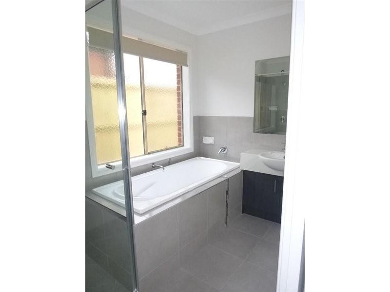 10 Sundaze Street, Clyde North VIC 3978