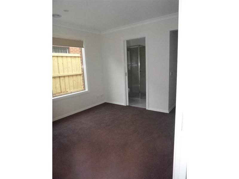 10 Sundaze Street, Clyde North VIC 3978