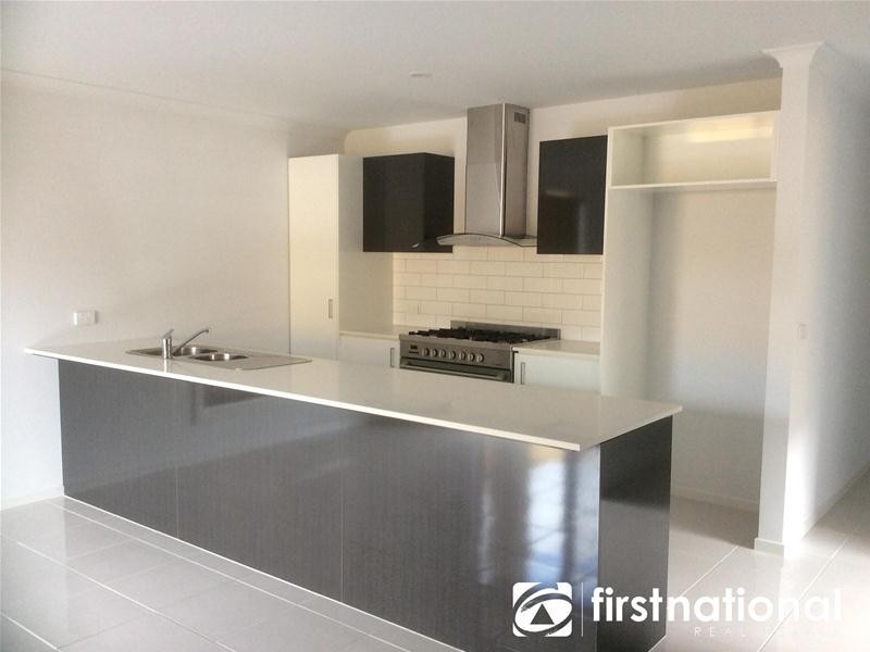 10 Fairywren Street, Pakenham VIC 3810