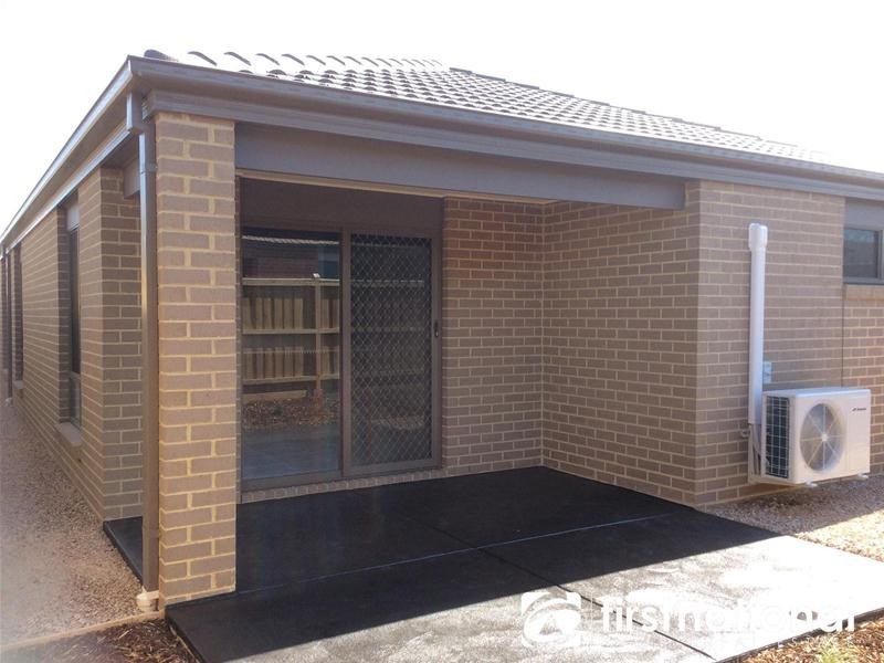 10 Fairywren Street, Pakenham VIC 3810