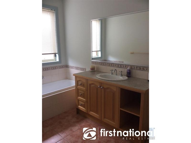 4 Cathedral Close, Pakenham VIC 3810