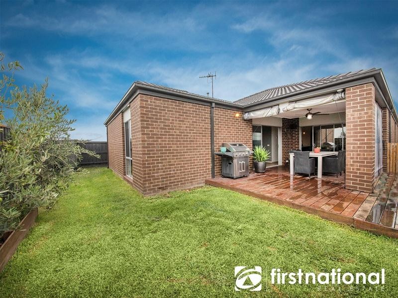 8 Weatherby Avenue, Officer VIC 3809