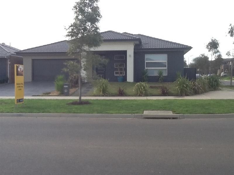 33 Selandra Boulevard, Clyde North VIC 3978