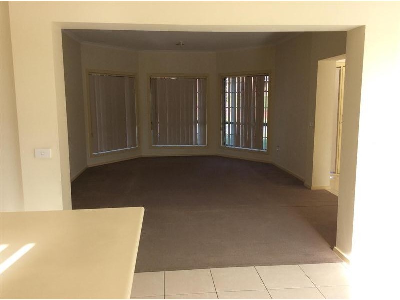 9 Oakgrove Drive, Narre Warren South VIC 3805