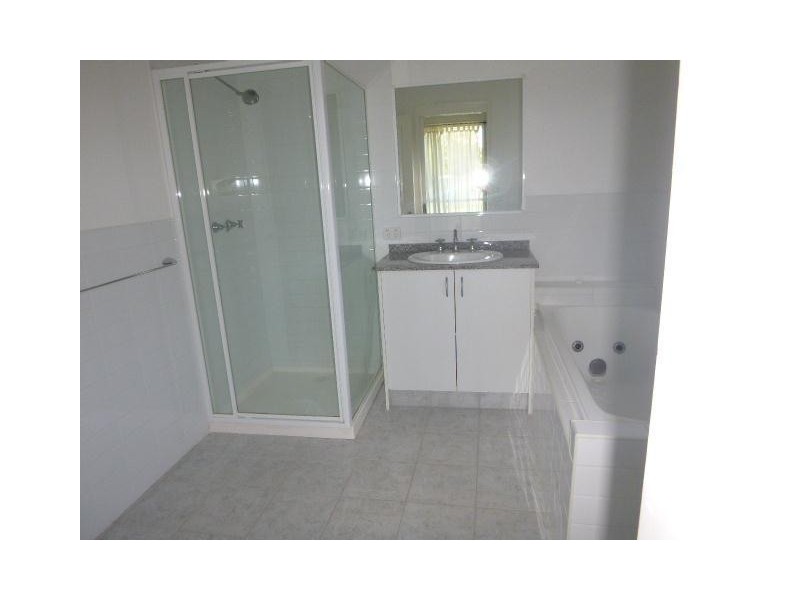 33 Warren Close, Narre Warren VIC 3805