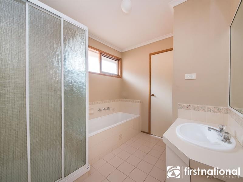 27 Lauren Drive, Hampton Park VIC 3976