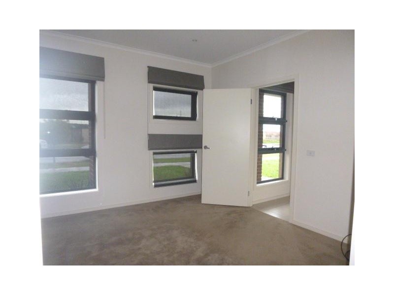 90 Springhill Drive, Cranbourne VIC 3977