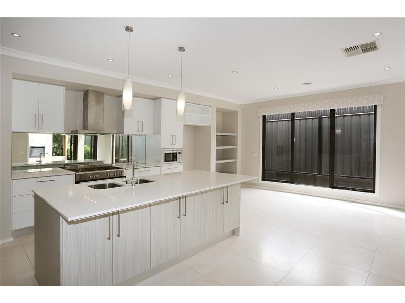 16 Holsteiner Terrace, Clyde North VIC 3978