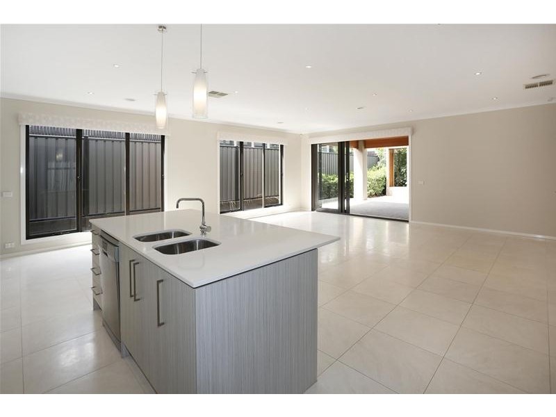 16 Holsteiner Terrace, Clyde North VIC 3978