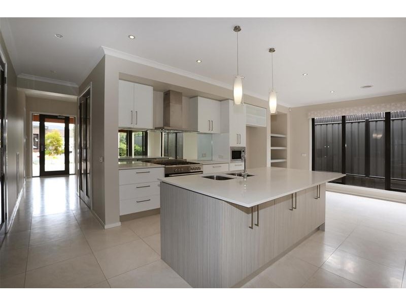 16 Holsteiner Terrace, Clyde North VIC 3978